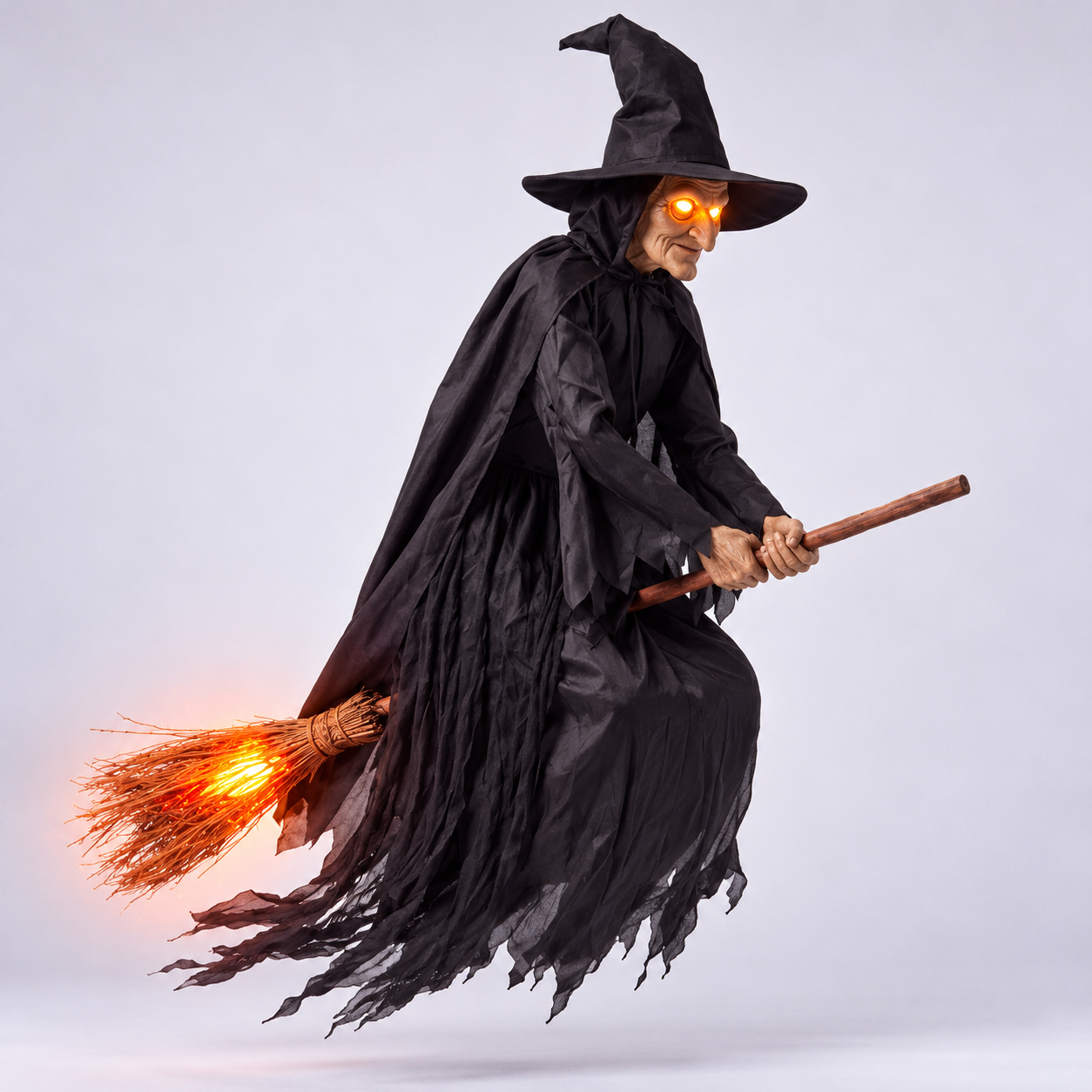 Dekoracja Halloween przy domu po zmroku